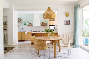 Foto de un comedor conectado con la cocina con campana y estantes.