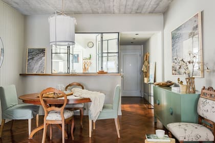 Con la demolición de la pared, el comedor ganó luz natural y la cocina quedó conectada con el resto de la casa.