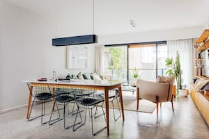 Foto de un comedor integrado al living de un depto.