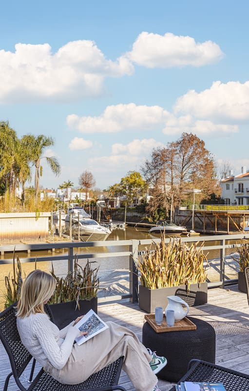 Fotos de una casa en el Boating Club con jardín y deck al río.