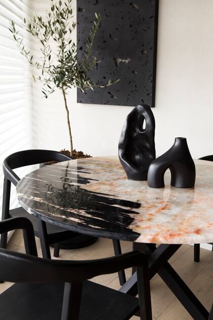 Mesa de comedor armada con tapa de mármol (De Stefano. Cuarcita Patagonia
Wow y estructura de @abstracto.interiorismo). Sillas (@casabravaoficial).