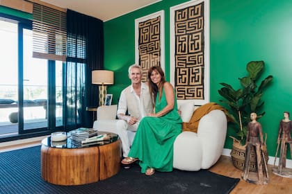 Sandy junto a la interiorista Graciela Sasso, su estrecha colaboradora en este proyecto. Livianas a pesar de su color negro, las cortinas de lino traslúcido (Hunter Douglas) funcionan muy bien con el verde protagónico.