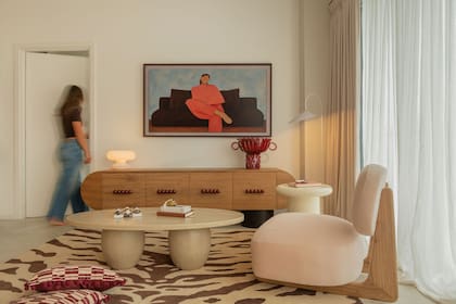 Alfombra (diseño Simplo, realizada por Floccus). La TV (Samsung The Frame) simula ser un cuadro proyectando la obra Lounge Pink de Hanna Peterson.