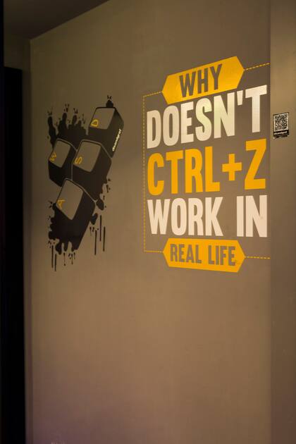 En el sector que lleva al baño nos espera este mensaje: "¿Por qué CTRL+Z no funciona en la vida real?".