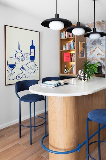 Mueble cava y biblioteca (Simplo Studio). Empapelado de la cava (Edición Particular).