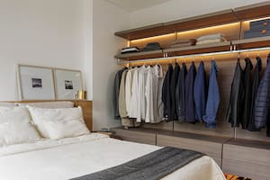Foto de un dormitorio con vestidor.