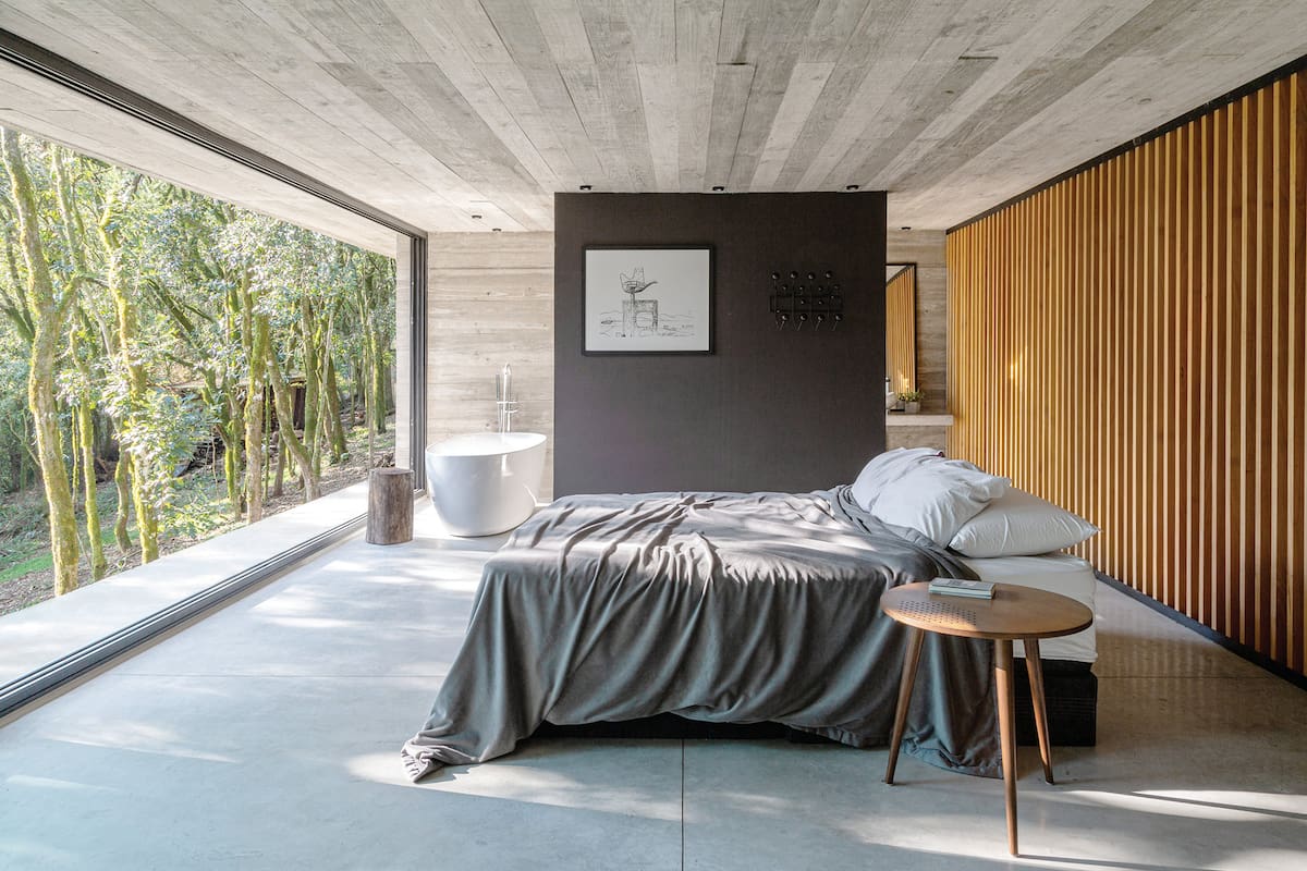 Foto de un dormitorio con bañadera.
