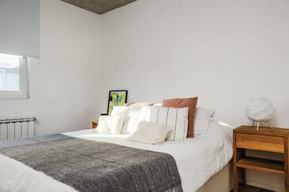 Lámpara (Ikea). Manta (Elementos Argentinos). Almohadones estampados a mano.
