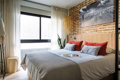 Banquitos de tronco pulido (Arcano eCommerce). Almohadones (Good Luck Casa). Pie de cama y cortinas de gasa (Laura Molina Deco).
