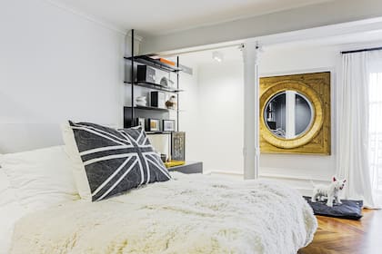 Cama con respaldo entelado (Good Luck Casa). Las bibliotecas del escritorio son un diseño de Estudio 2 y se reiteran en la zona de dormir (todo realizado por Duveen).