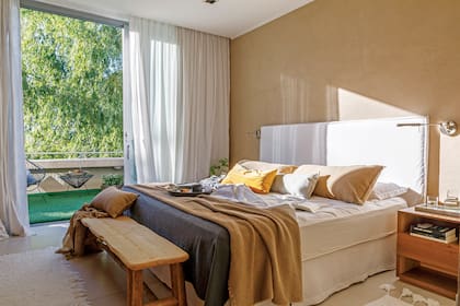 Mesas de luz (El Camino Studio). Respaldo (Las Marías Decoración). Banco (Rancho Deco). Alfombra (Godet House).
