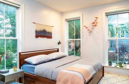 Instalación ‘Aviones Blue & Joy’ (Justina Gómez Romero, Galería Praxis NY). Cama (Design Within Reach).