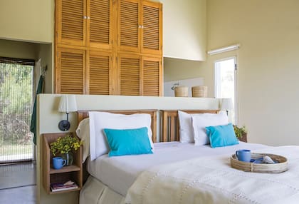 Placard con postigos de paraíso (Euromuebles Cocinas). Respaldos de madera heredados. Mesas de luz colgantes hechas por Matías. Veladores (Ikea).