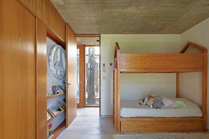 Cama de madera en goiabao, acolchado y cortinas (Natalia Blanco para Estudio Haiku).