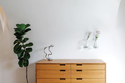 Detalles simples sobre la cómoda (Marini Estudio).