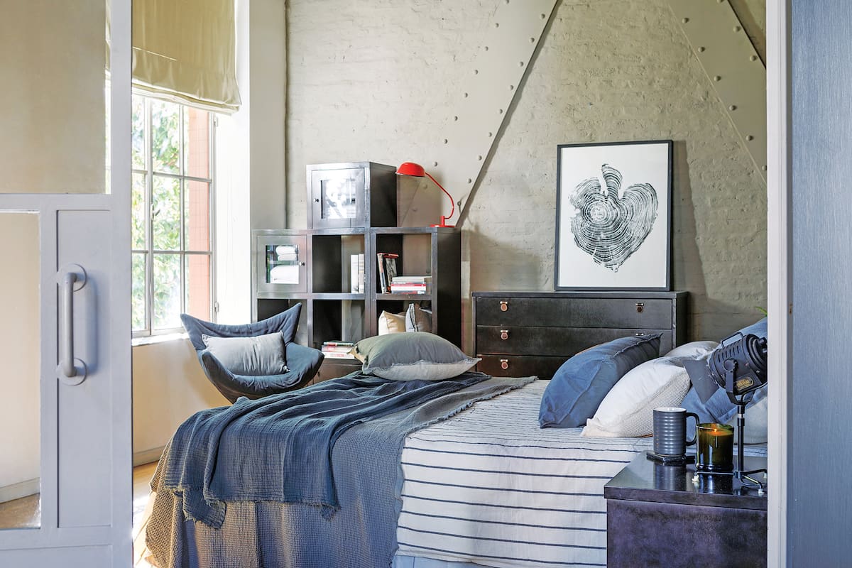 Foto de un dormitorio con cómoda y mesas de luz en negro.