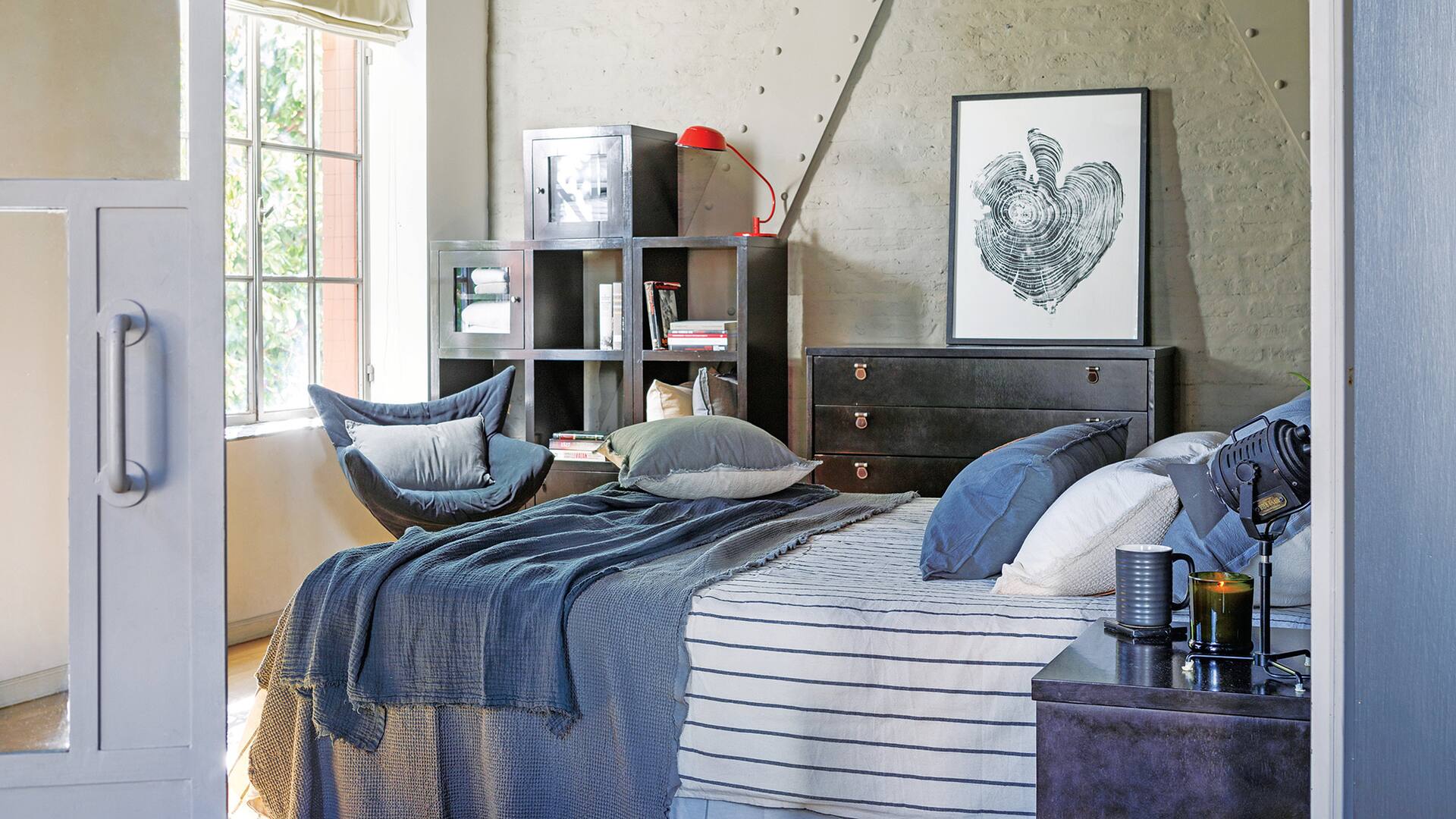 Foto de un dormitorio con cómoda y mesas de luz en negro.