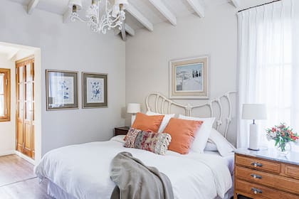 Cortinas de lino y almohadones (Géneros Carolina Biercamp). Veladores (Puro Barro).