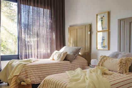 Acá dormían los hermanos. Cuando Isidro pasó a su cuarto, mantuvieron las dos camas para cuando Nieves invita amigas. Los cabezales se hicieron a partir del que tenían sus papás. Almohadones ‘Porota’ (Vero B Home).