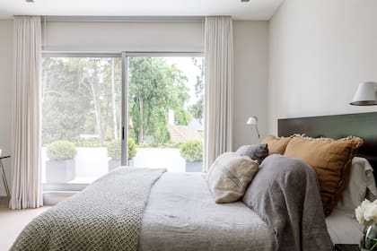 Manta en lana de Cashmere. Almohadones de lino arpillero marrón y mostaza, de la colección cápsula de 11.11 Home & Deco.