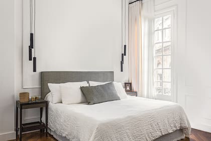 Ropa de cama y respaldo de rafia (todo de Caro Deane). Mesas de luz (Casa The Stock).