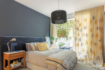 Respaldo de pana (Estudio Losa). Cortina y pie de cama estampados artesanalmente (MS Deco).