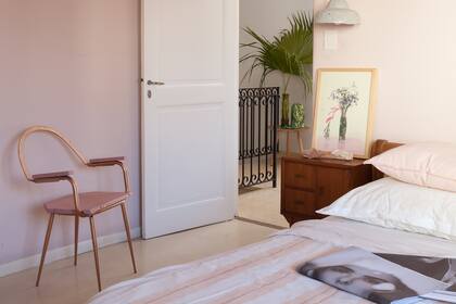 Esta peculiar silla restaurada en cobre y rosa fue diseñada por su abuelo, que era herrero.