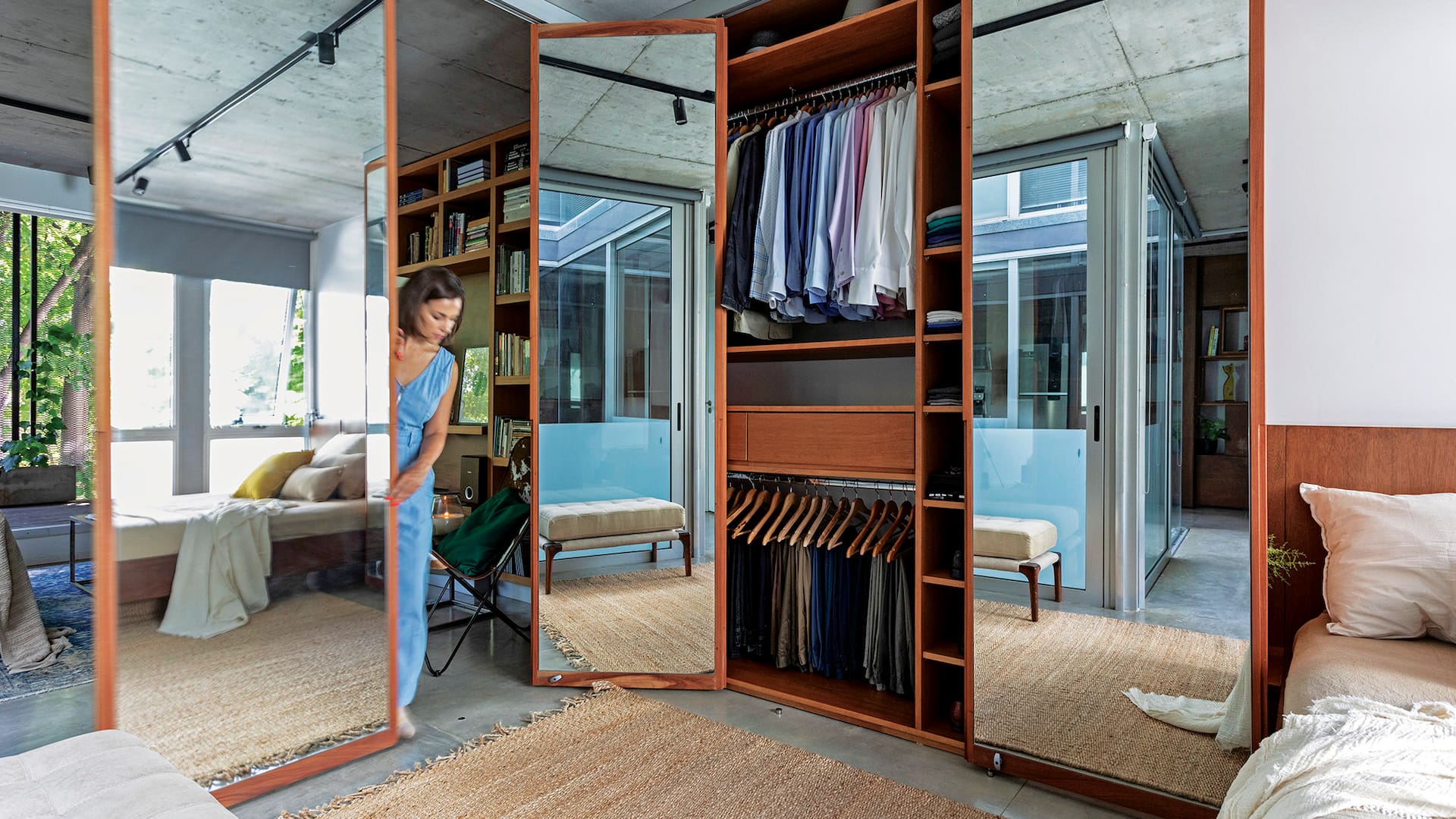 Foto de un dormitorio con un placar cuyo sistema de puertas tiene un riel en L que cierra el ambiente.