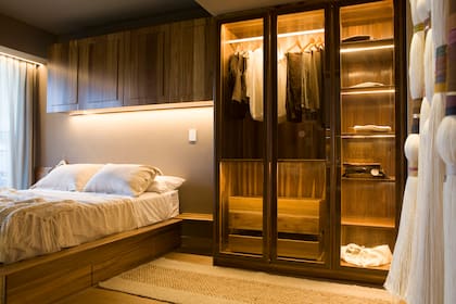 Roble Eslovenia Proa (Patagonia Flooring). Cama con cajones, respaldo y vestidor (Vika Muebles). Ropa de Ana Espinoza.