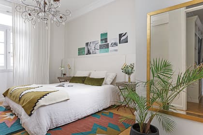 Cortinas (C’est Moi). Ropa de cama (Tupé Home). Almohadones de terciopelo verde (Hilo). Alfombras (Seara). Espejo heredado.