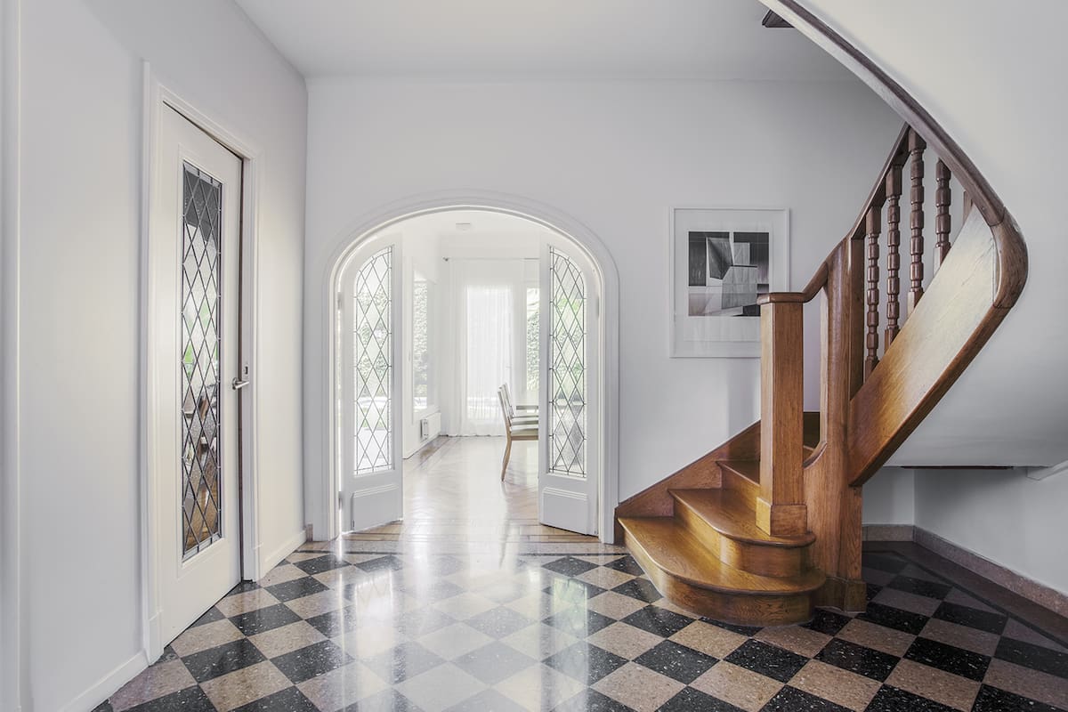 Foto de un espacio distribuidor con damero original y escalera de roble.