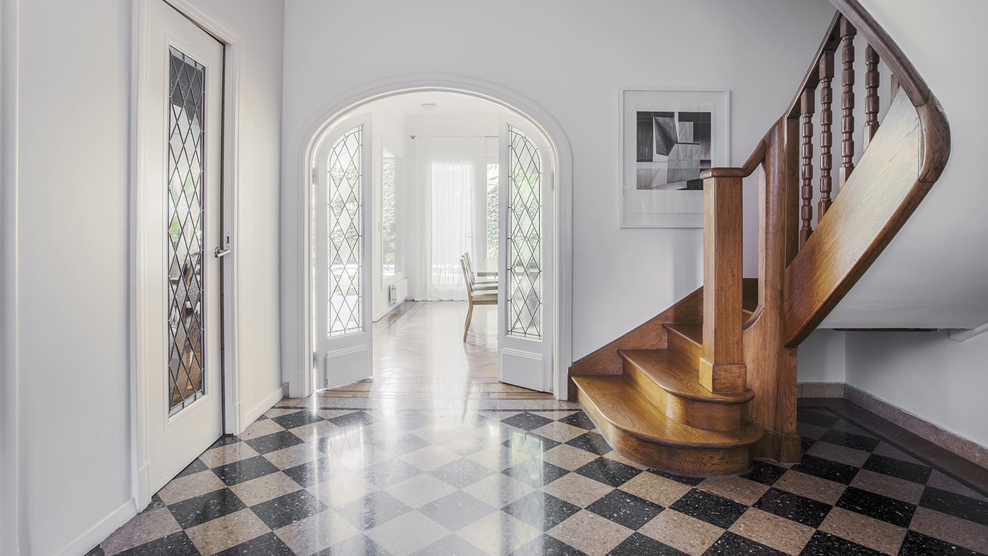 Foto de un espacio distribuidor con damero original y escalera de roble.