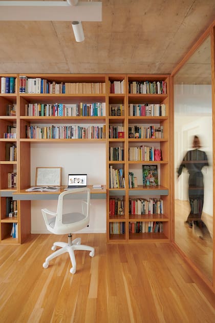 La madera es el material protagonista en todos los espacios: aporta calidez y absorbe el sonido. Silla blanca de escritorio (Tabureto Muebles).