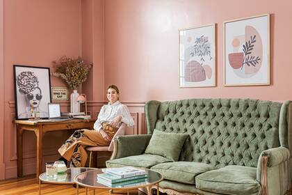 Cuadro (Angora Arte), silla ‘Adele’ (Denver Concept). Las paredes fueron pintadas con ‘Rosa Praga’ (Sherwin Williams).