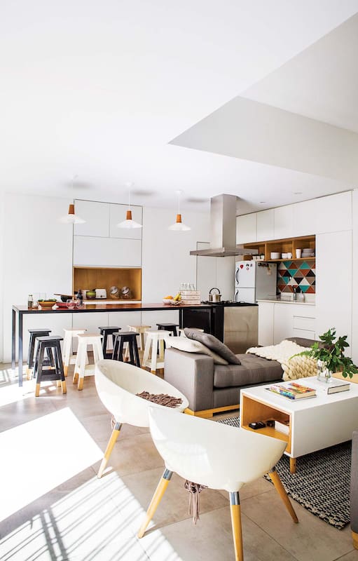 Foto de una cocina con gran isla y lámparas colgantes.