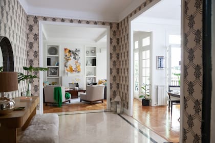 En el hall de entrada, restauraron y vitrificaron el piso original de mosaico granítico. Para acentuar su nuevo esplendor eligieron un papel con estampas estilo Art Nuveau (Raldúa) en el mismo tono.