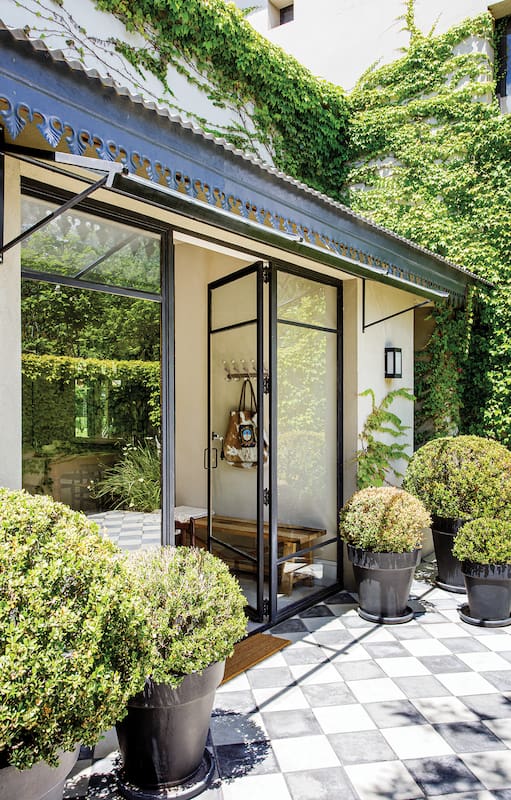 Foto de una casa con galería y jardín.