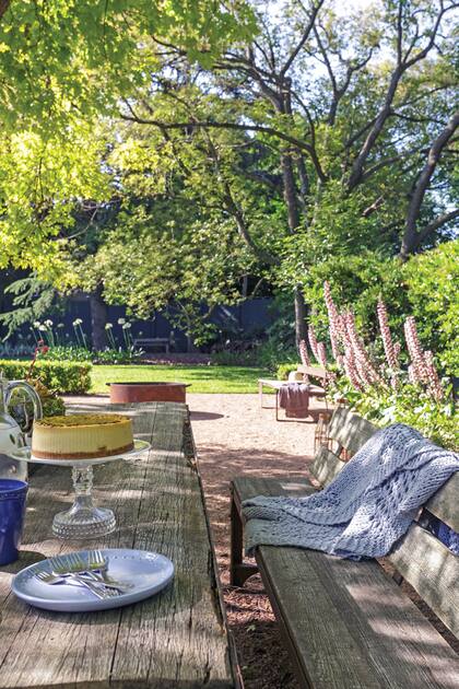 Refugio verde: Un jardín amplio se aprovechó al máximo con espacios para disfrutar a sol y a sombra