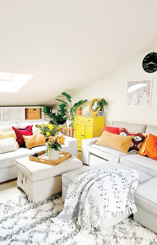 Foto de un living con sillones en blanco.