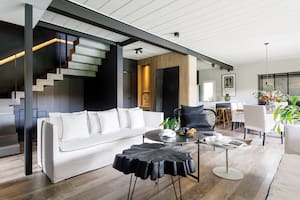 Foto de un living-comedor con cielo raso de trama ranurada.