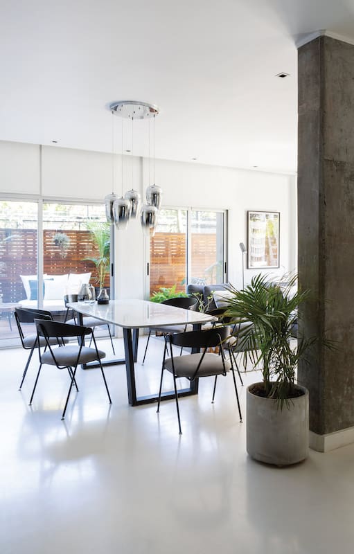 Fotos de un depto reformado con terraza y espacio de trabajo con paredes enteladas en lino gris.