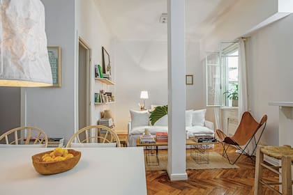 La columna da una noción de la distribución original del departamento. Sillón de cuero ‘BKF’ (Calma Chicha). El piso de roble de Eslavonia, las molduras y las carpinterías, conservadas a la perfección desde la construcción del edificio.