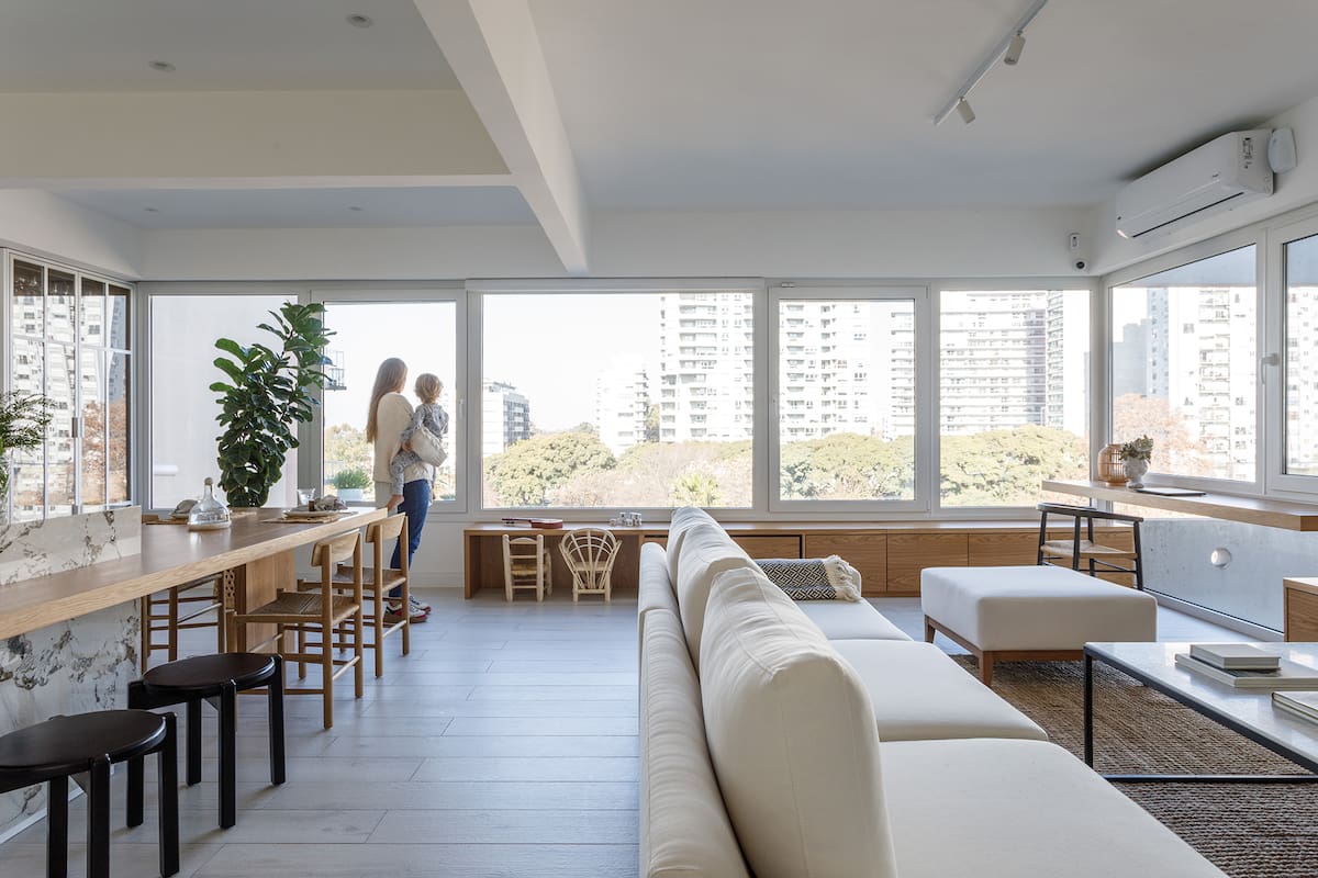 Foto de un living-comedor con mueble para guardar juguetes y sillas infantiles.