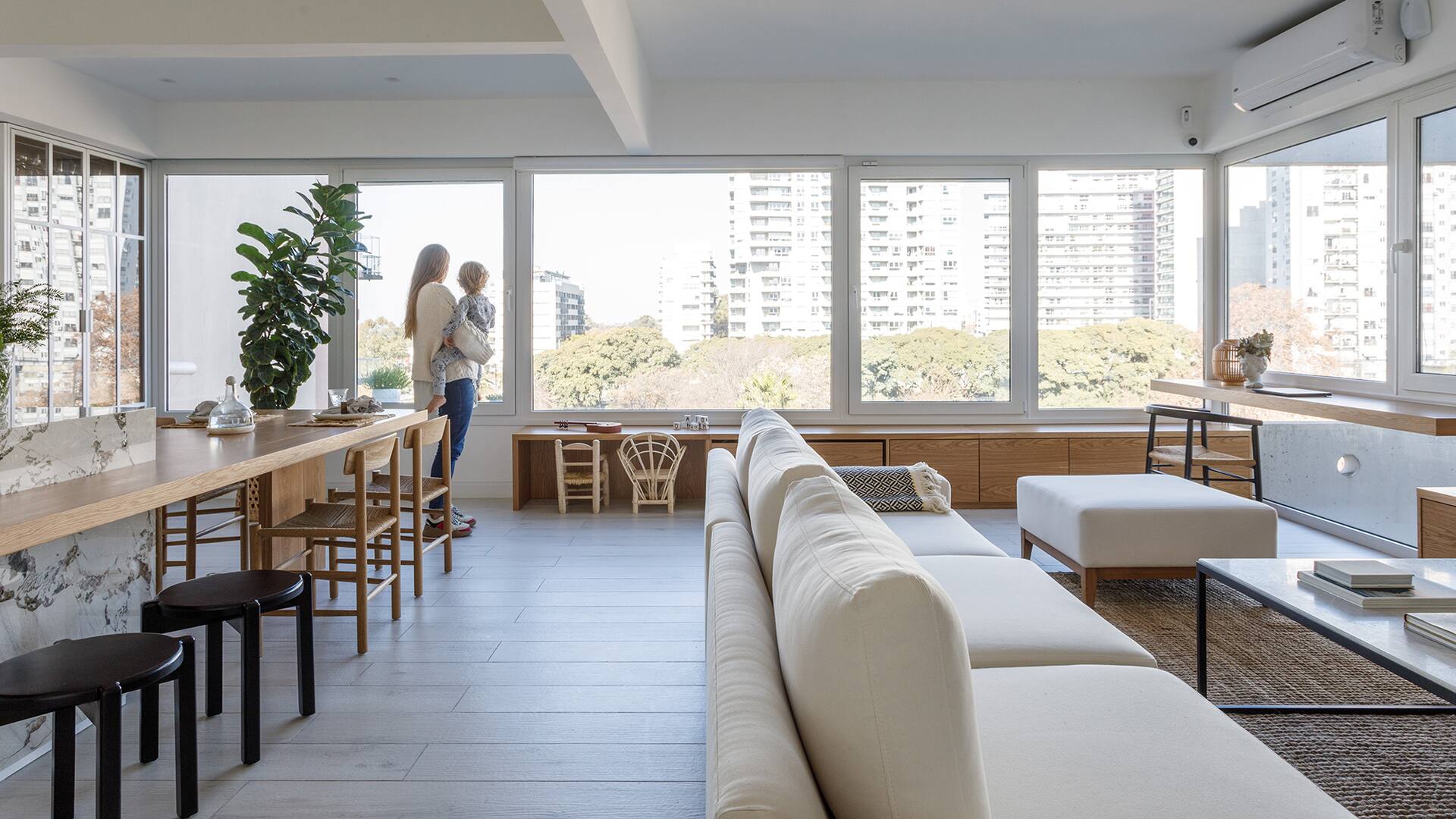 Foto de un living-comedor con mueble para guardar juguetes y sillas infantiles.