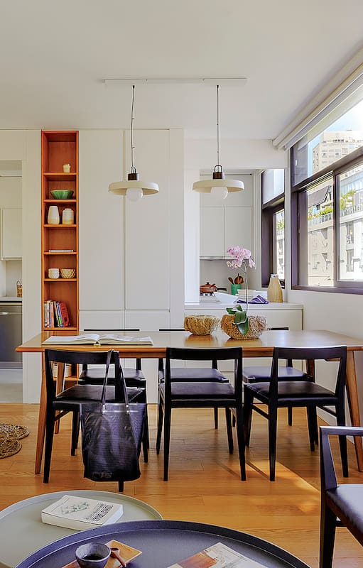 Fotos de un living comedor con sillas ‘Tambor’ en negro mate, personalizadas a pedido con asiento vaqueta negro.