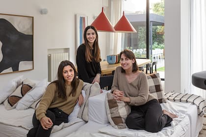 Sofía Superti, cofundadora de Estudio MMS y dueña de casa Sofía Superti (der.), Camila Mana (de pie) y Florencia Mosteiro, socias del estudio MMS.