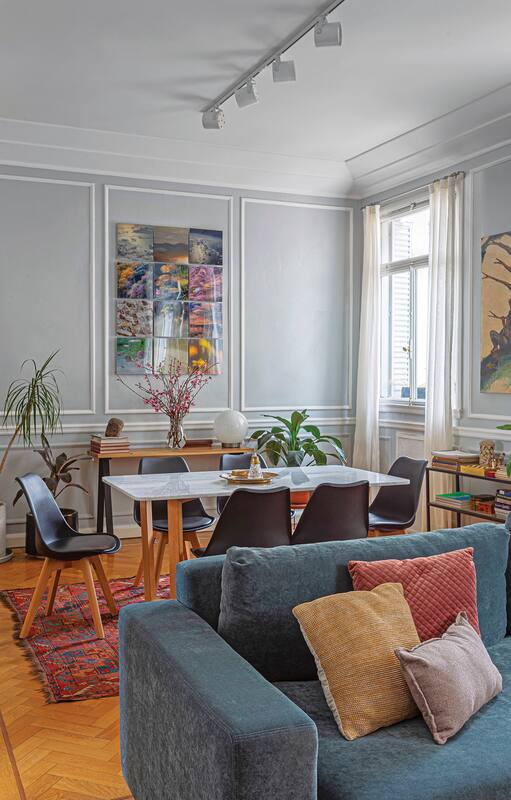 Foto de un living-comedor mesa de comedor hecha a medida en petiribí y mármol de Carrara y sillas ‘Cross Wood’ con patas de madera.