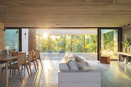 Foto de un living comedor en hormigón armado.