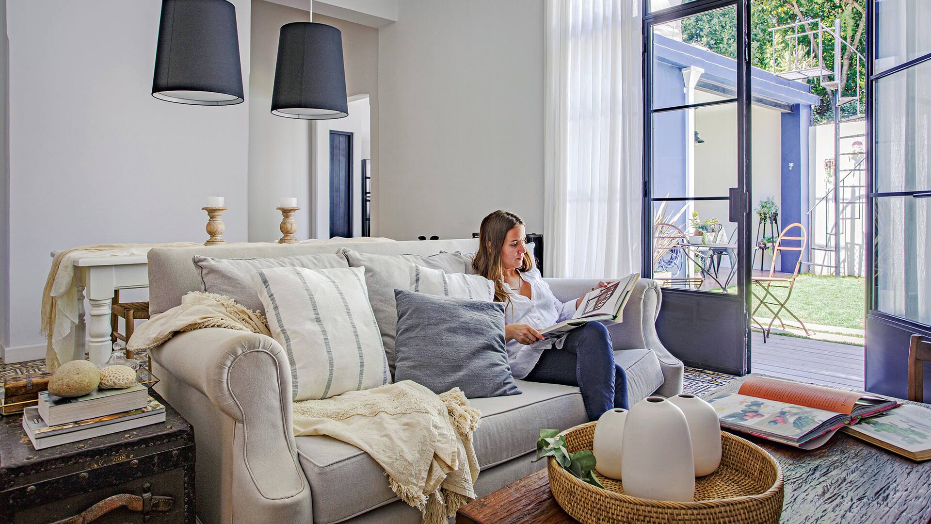 Foto de un living con baúl como mesa de apoyo y sillón renovado.