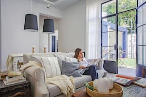 Foto de un living con baúl como mesa de apoyo y sillón renovado.